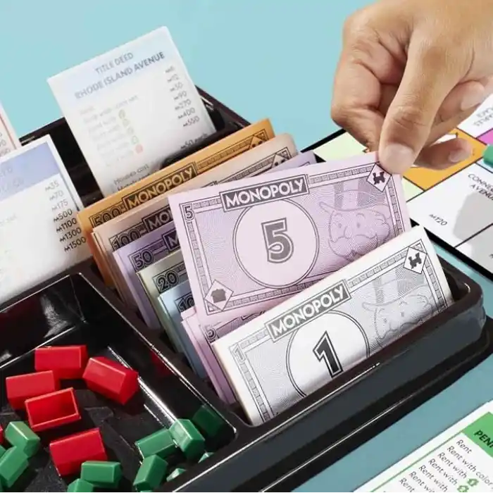 Monopoly Kutu Oyunu | Saklama Tepsili ve Daha Büyük Piyonlu Klasik Oyun | 8 Yaş ve Üzeri | 2 ila 6 Oyuncu | Çocuklar ve Yetişkinler için Aile Oyunları | Çocuk Hediyeleri