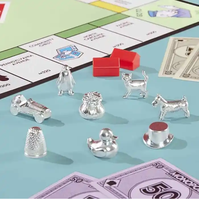 Monopoly Kutu Oyunu | Saklama Tepsili ve Daha Büyük Piyonlu Klasik Oyun | 8 Yaş ve Üzeri | 2 ila 6 Oyuncu | Çocuklar ve Yetişkinler için Aile Oyunları | Çocuk Hediyeleri