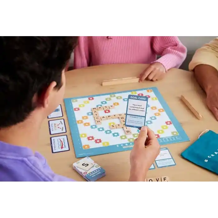 Mattel Games Scrabble kutu oyunu, aileyle birlikte kelime bulma eğlencesi, ahşap harf taşları ve taş tahtaları, iki oyun seçeneği, Türkçe, JLJ64