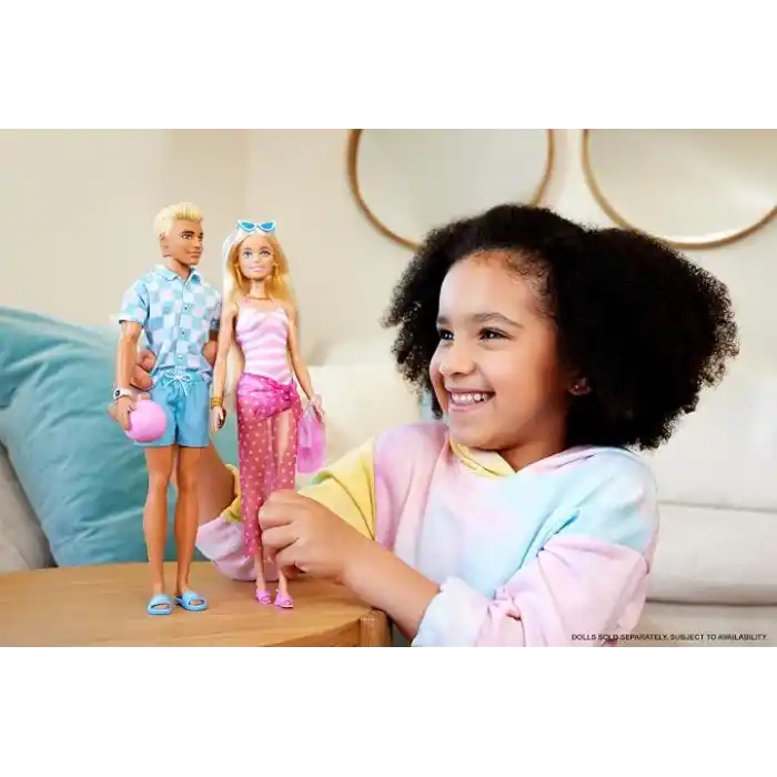 Barbie Bebek ve Aksesuarlar Deniz şortu ve plaj temalı aksesuarları olan sarışın Ken bebek HPL74