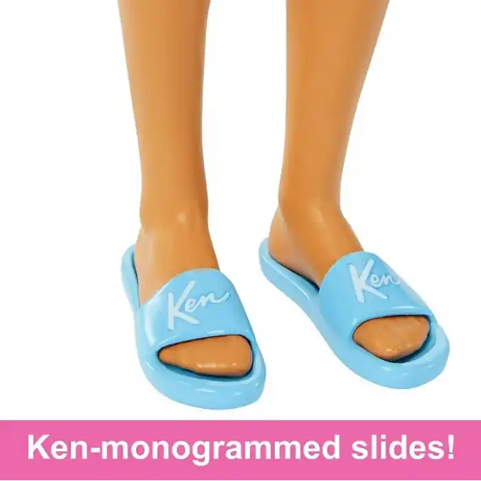 Barbie Bebek ve Aksesuarlar Deniz şortu ve plaj temalı aksesuarları olan sarışın Ken bebek HPL74
