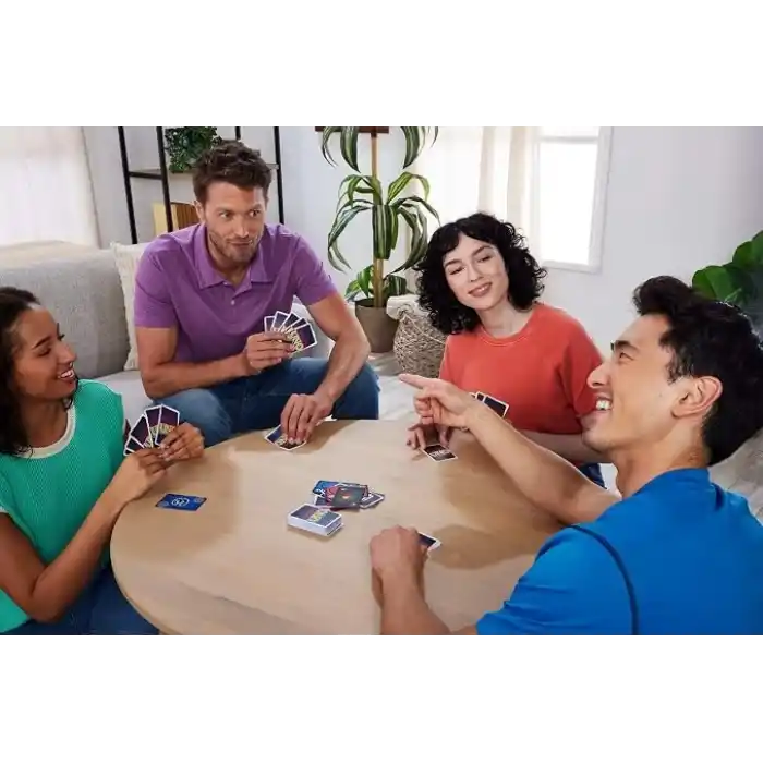 Blöf yaparak diğer oyuncuları kandırabileceğiniz yetişkinlere, çocuklara, ailelere, partilere, oyun gecelerine ve eğlenceli seyahatlere yönelik Mattel Games UNO Liars kart oyunu, JLH43