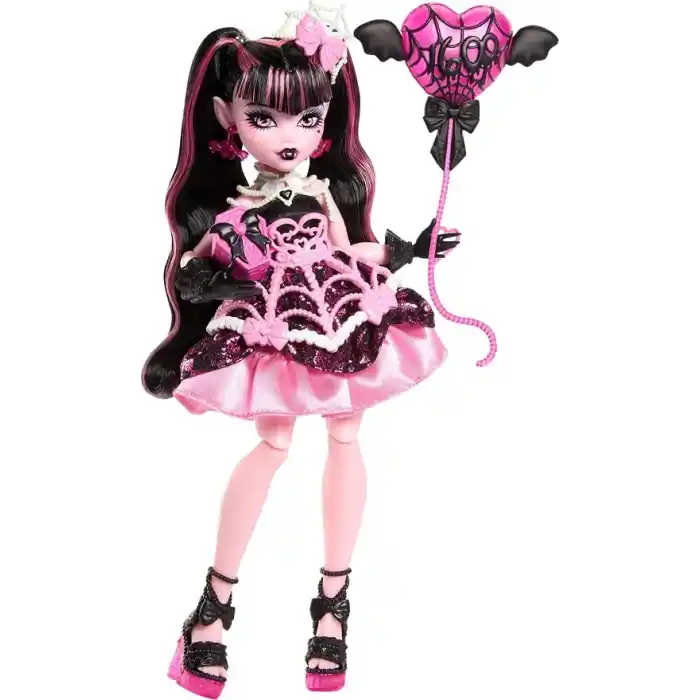 Monster High Pembe parti elbisesi giyen Doğum Günü Draculaura bebek ve davetiye, balon, hediye ve yelpaze gibi temaya uygun aksesuarlar, JBG74