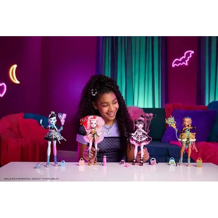 Monster High Pembe parti elbisesi giyen Doğum Günü Draculaura bebek ve davetiye, balon, hediye ve yelpaze gibi temaya uygun aksesuarlar, JBG74