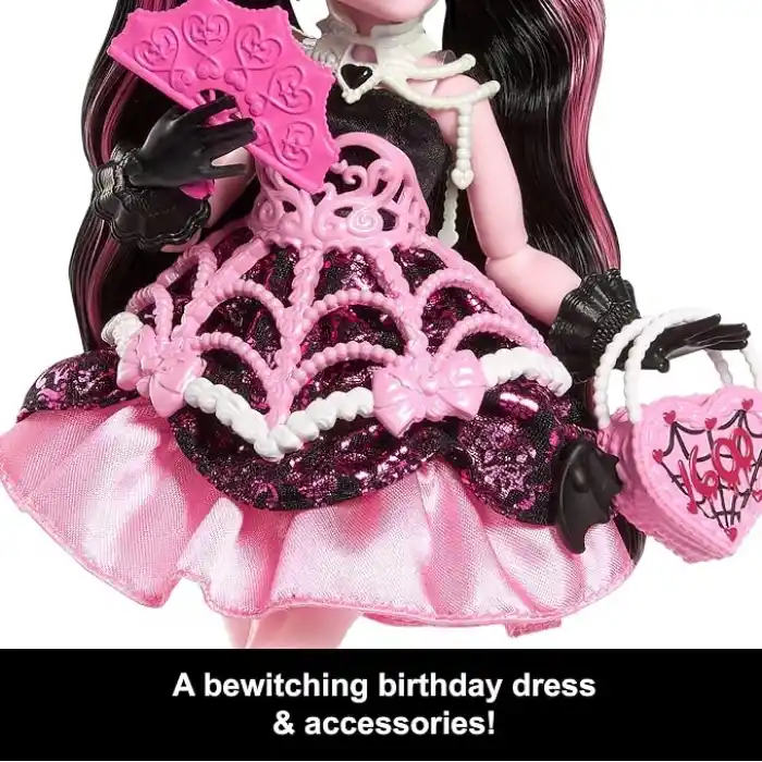 Monster High Pembe parti elbisesi giyen Doğum Günü Draculaura bebek ve davetiye, balon, hediye ve yelpaze gibi temaya uygun aksesuarlar, JBG74