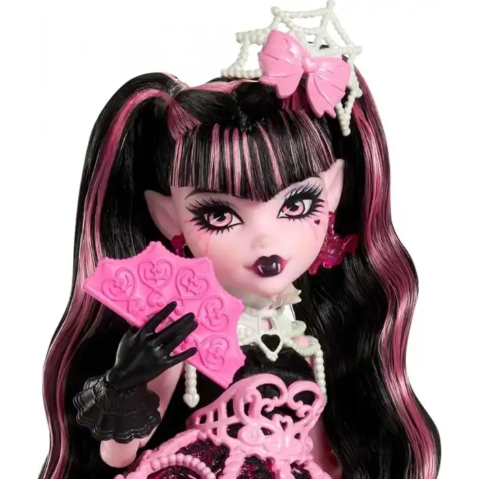 Monster High Pembe parti elbisesi giyen Doğum Günü Draculaura bebek ve davetiye, balon, hediye ve yelpaze gibi temaya uygun aksesuarlar, JBG74