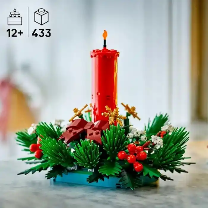 LEGO Yılbaşı Masa Süsü 40743 – 12 Yaş Üzeri Çocuklar için Kırmızı Mum, Orman Meyveleri, Altın Yıldızlar ve Yeşil Yapraklar İçeren Yılbaşı Temalı Yaratıcı Koleksiyonluk Oyuncak Yapım Seti (433 Parça)