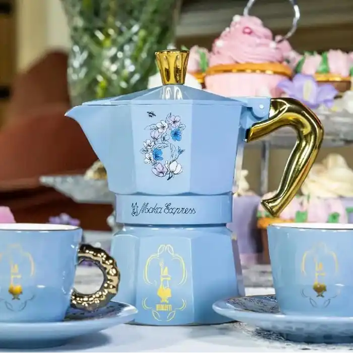 Bialetti - Moka Express Bridgerton: 3 Cups Ocak Üstü Espresso Pişirici - 130ml - Mavi Renk - Alüminyum Gövde - Patentli Güvenlik Valfi - Tüm Ocak Türleri İçin Uygundur (İndüksiyon Hariç)