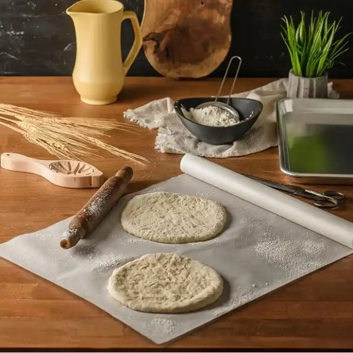 Koroplast Pişirme Kağıdı 8 mt, Helal Sertifikalı ve BPA İçermez 37cm x 8mt, Fırında Tavuk, Et, Tatlı, Börek Pişirmek için Uygun, 220 C° Yüksek Isıya Dayanıklı Fırın Pişirme Kağıdı, Yapışmaz ve Yanmaz
