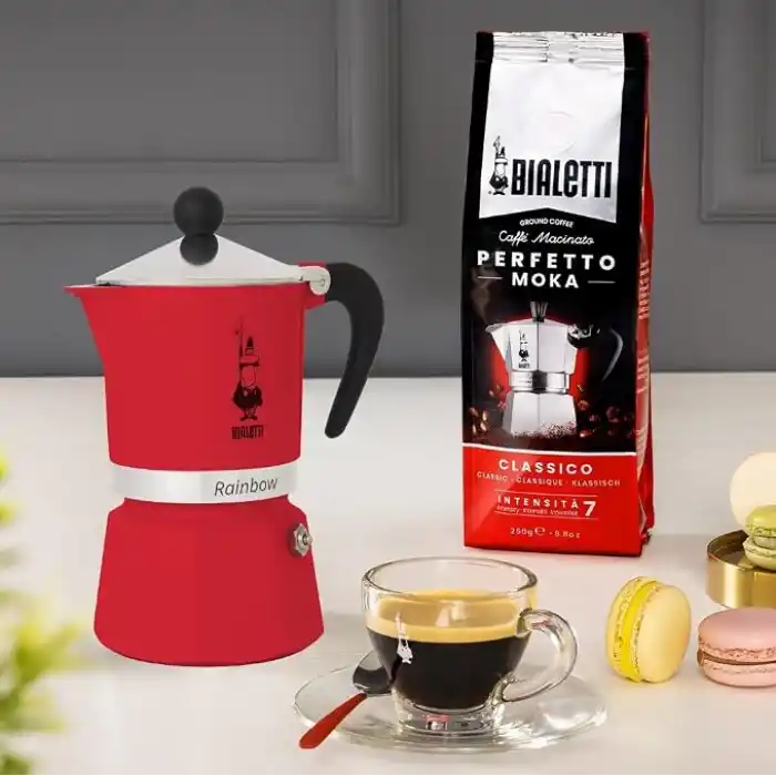 Bialetti - Rainbow: 3 Cups Ocak Üstü Espresso Pişirici - 130ml - Kırmızı Renk - Alüminyum Gövde - Patentli Güvenlik Valfi - Tüm Ocak Türleri İçin Uygundur (İndüksiyon Hariç)