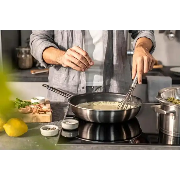 ZWILLING Pro çırpma teli, uzunluk: 28 cm, paslanmaz çelik ve gıda maddelerine uygun silikon, ergonomik şekilli sap, gümüş
