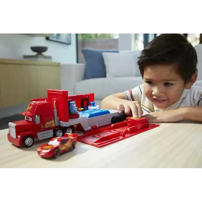 Disney Pixar Cars Dönüştürülebilir Mack Oyun Seti HDC75