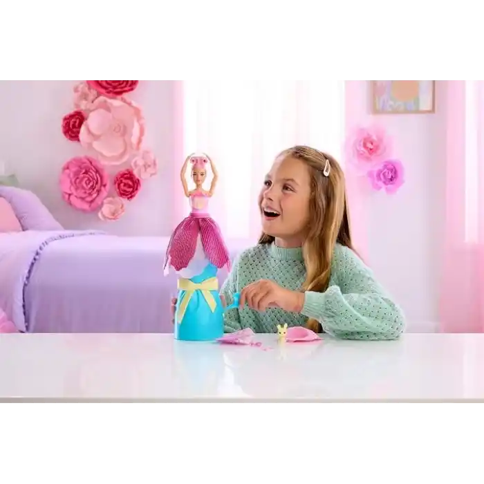 Barbie Petal Pop bebek ve aksesuarlar, lale şeklinde pembe bir elbise giyen kokulu bebek, minik tavşan ve sulama kabı, kolye ve küpe gibi sürprizler ile çiçek buketi sürprizi, JMF57