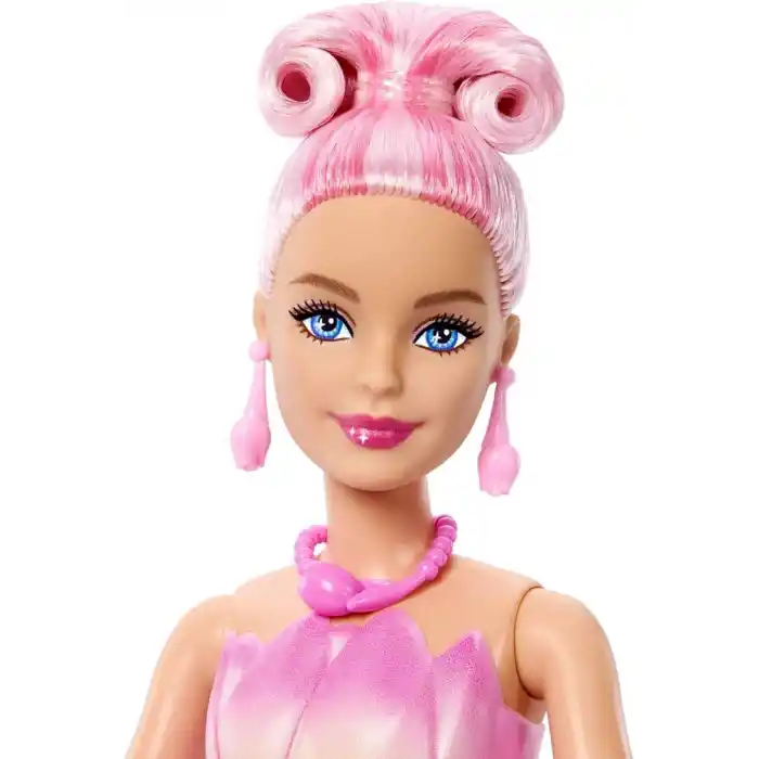 Barbie Petal Pop bebek ve aksesuarlar, lale şeklinde pembe bir elbise giyen kokulu bebek, minik tavşan ve sulama kabı, kolye ve küpe gibi sürprizler ile çiçek buketi sürprizi, JMF57