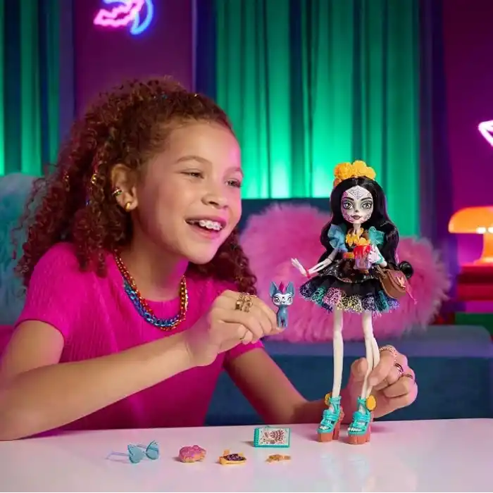 Monster High Renkli papel picado elbisesi giyen Monster High Skelita Calavera bebek, köpekçiği Candelita ve eskiz defteri, atıştırmalık ve çapraz çanta gibi 7 aksesuar, JHK34