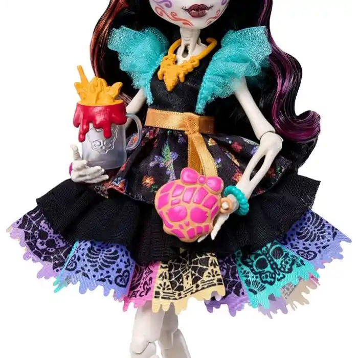 Monster High Renkli papel picado elbisesi giyen Monster High Skelita Calavera bebek, köpekçiği Candelita ve eskiz defteri, atıştırmalık ve çapraz çanta gibi 7 aksesuar, JHK34