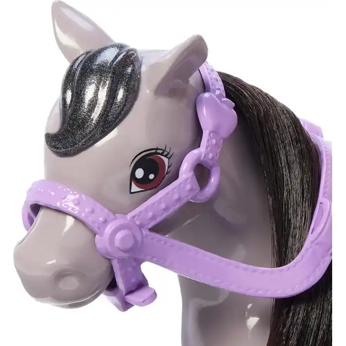 Barbie Chelsea™ Bebek ve Midilli Barbie Chelsea bebek ve oyuncak at seti, kask aksesuarı dahildir, bebeğin dizleri midilliye binmek için bükülebilir HTK29
