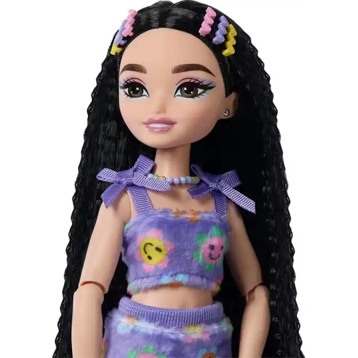Barbie Rüya Arkadaşlar bebek ve aksesuarları, eklemleri bükülebilen, siyah saçlı, Patenci Renee bebek, video ve yemek temalı 12 parça, JFX99