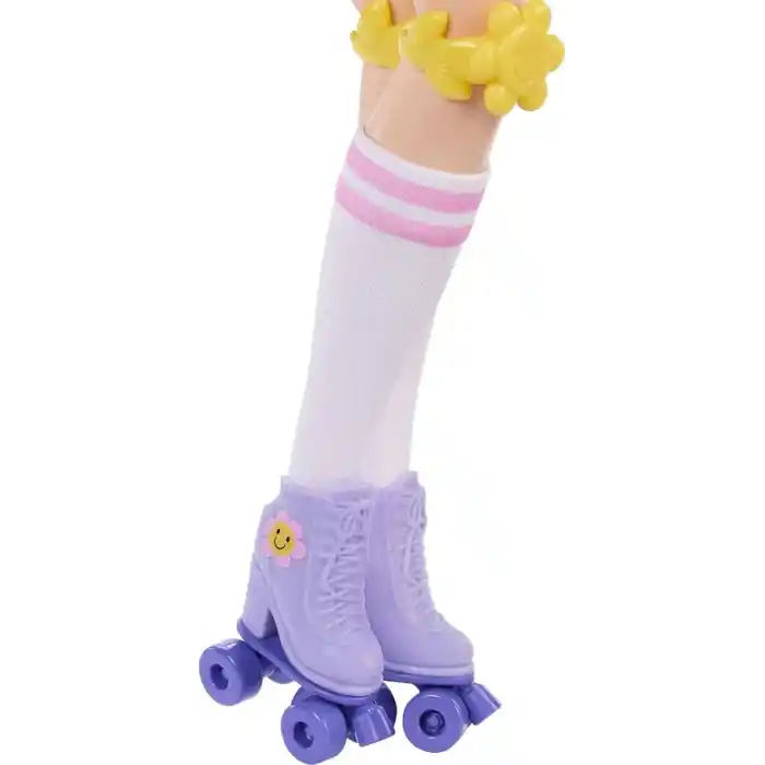 Barbie Rüya Arkadaşlar bebek ve aksesuarları, eklemleri bükülebilen, siyah saçlı, Patenci Renee bebek, video ve yemek temalı 12 parça, JFX99