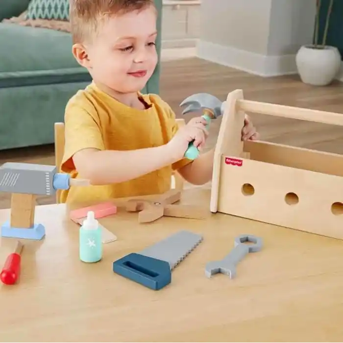 Fisher-Price, 3 yaş ve üzeri çocuklar için 9 ahşap parçadan oluşan Ahşap Tamir Kutusu ve oyuncak matkap, HYG50