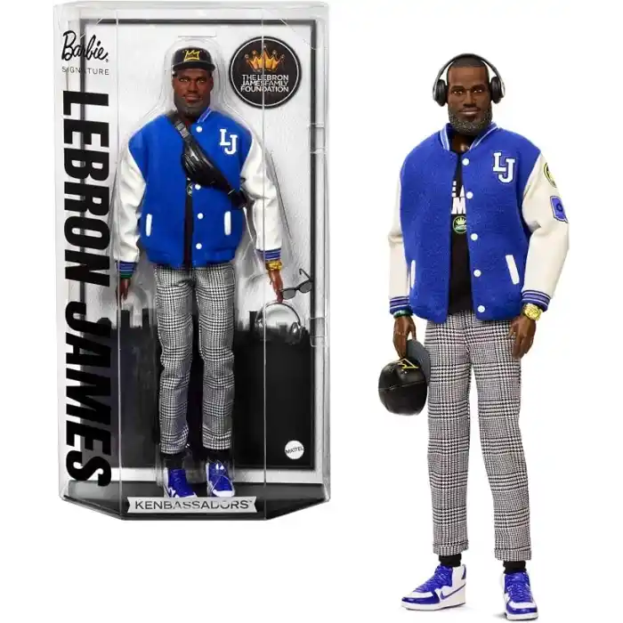 Barbie Bomber ceketi, kulaklık ve güneş gözlüğü gibi aksesuarlarıyla koleksiyona uygun Signature LeBron James Kenbassadors Bebek, HRM33