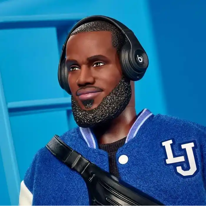 Barbie Bomber ceketi, kulaklık ve güneş gözlüğü gibi aksesuarlarıyla koleksiyona uygun Signature LeBron James Kenbassadors Bebek, HRM33