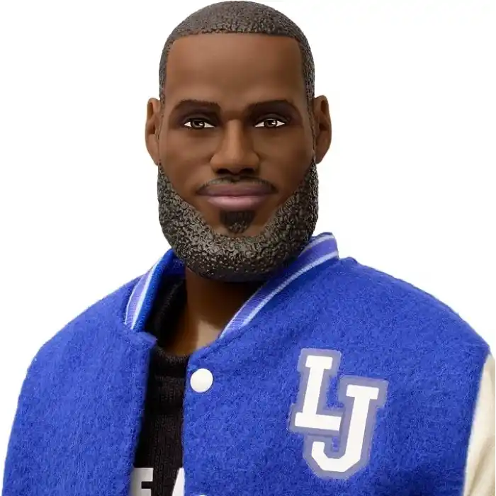 Barbie Bomber ceketi, kulaklık ve güneş gözlüğü gibi aksesuarlarıyla koleksiyona uygun Signature LeBron James Kenbassadors Bebek, HRM33