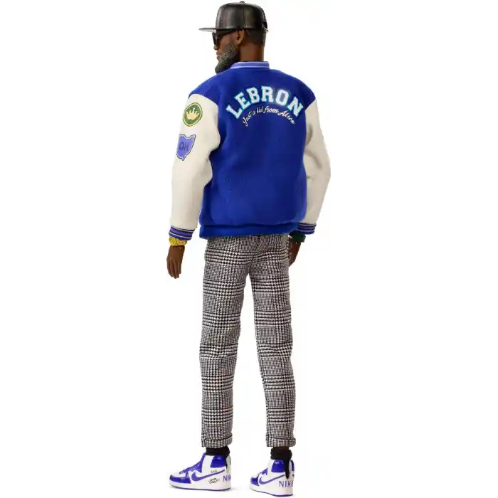 Barbie Bomber ceketi, kulaklık ve güneş gözlüğü gibi aksesuarlarıyla koleksiyona uygun Signature LeBron James Kenbassadors Bebek, HRM33