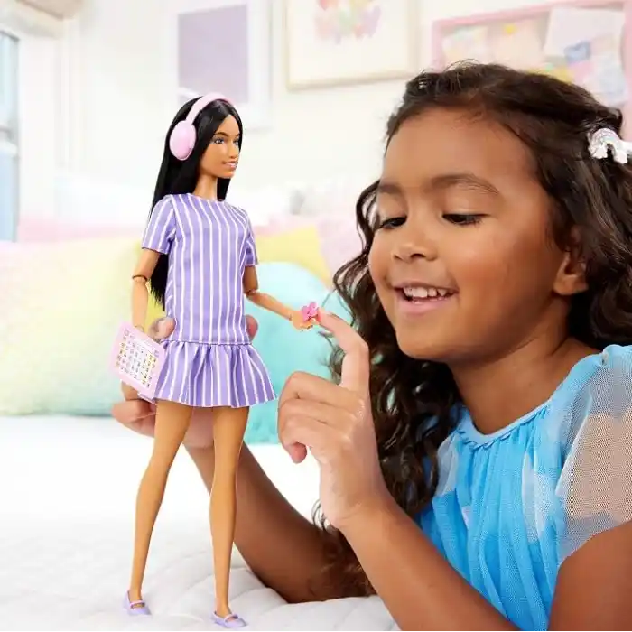 Çizgili mor elbisesi ve stres çarkı, tablet ve kulaklık gibi aksesuarlarıyla otistik Barbie Fashionistas bebek (245), JJN58