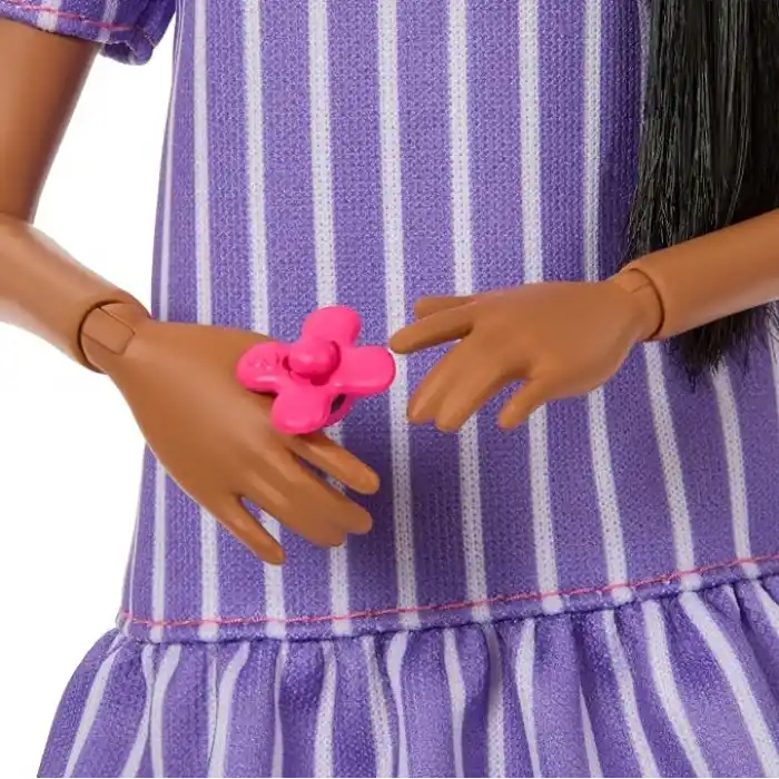 Çizgili mor elbisesi ve stres çarkı, tablet ve kulaklık gibi aksesuarlarıyla otistik Barbie Fashionistas bebek (245), JJN58