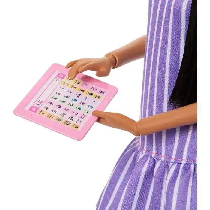 Çizgili mor elbisesi ve stres çarkı, tablet ve kulaklık gibi aksesuarlarıyla otistik Barbie Fashionistas bebek (245), JJN58
