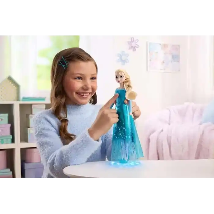 Filmdeki Let It Go şarkısını söyleyen, eklemleri bükülebilen ve ışıltılı özel kıyafet ile çıkarılabilir ayakkabı giyen Mattel Disney Karlar Ülkesi Şarkı Söyleyen Elsa Bebek, JLJ07