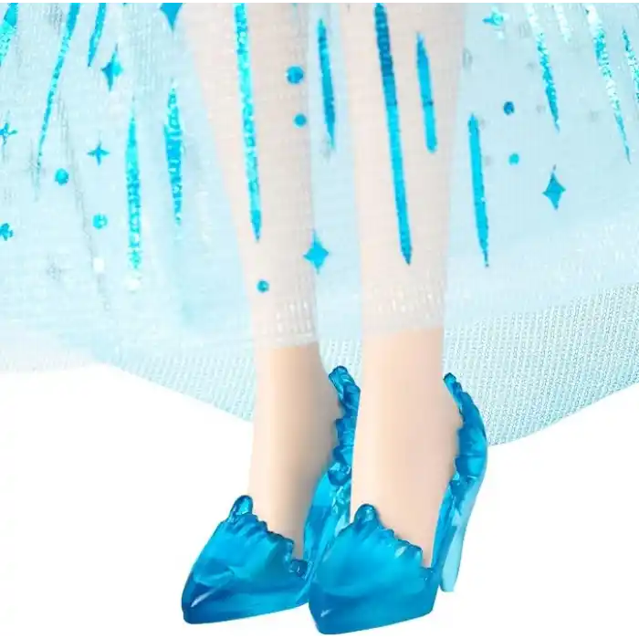 Filmdeki Let It Go şarkısını söyleyen, eklemleri bükülebilen ve ışıltılı özel kıyafet ile çıkarılabilir ayakkabı giyen Mattel Disney Karlar Ülkesi Şarkı Söyleyen Elsa Bebek, JLJ07