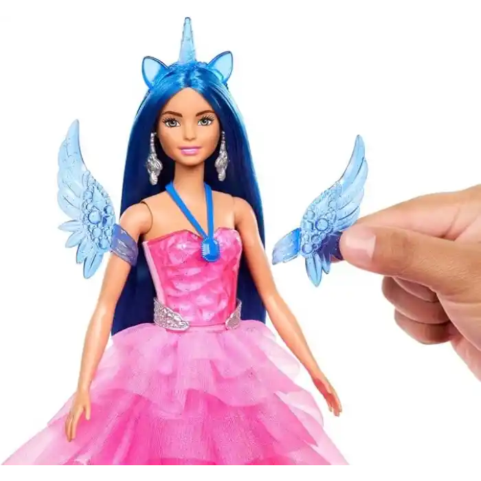 Barbie, 65. yıla özel, mavi saçlı, pembe elbiseli bebek ile safir kanatlar gibi aksesuarlar, HRR16