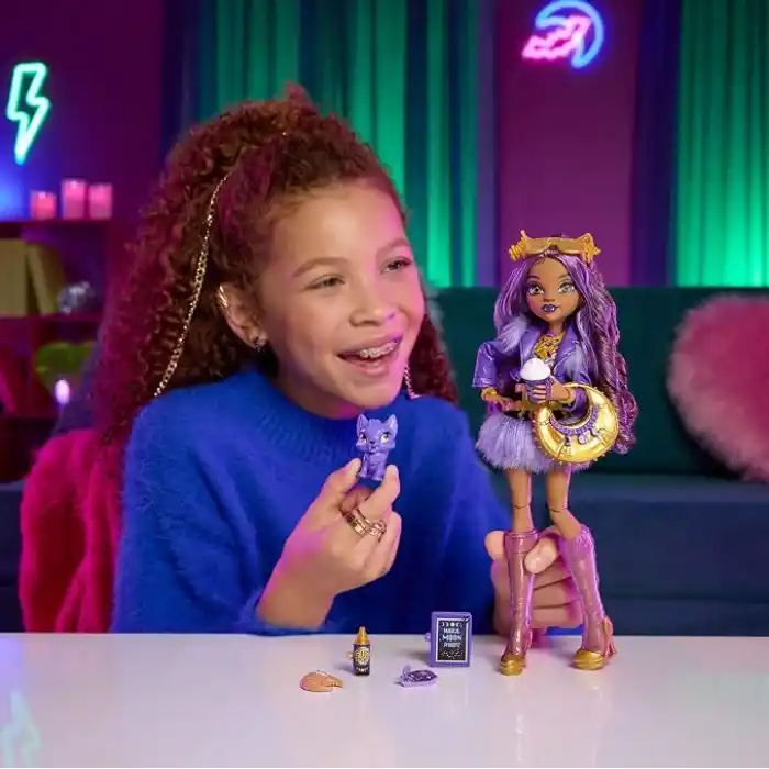 Mor motosiklet ceketi ve tüylü etek giyen Monster High Clawdeen Wolf bebek, kurt Crescent ve kitap, kruvasan ve çanta gibi 7 aksesuar, JHK30