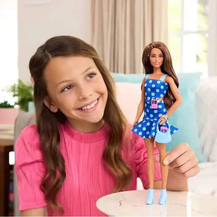Breakthrough T1D iş birliğiyle tasarlanan, puantiyeli kıyafeti ve aksesuarlarıyla tip 1 diyabeti olan Barbie Fashionistas bebek (242), HYT97