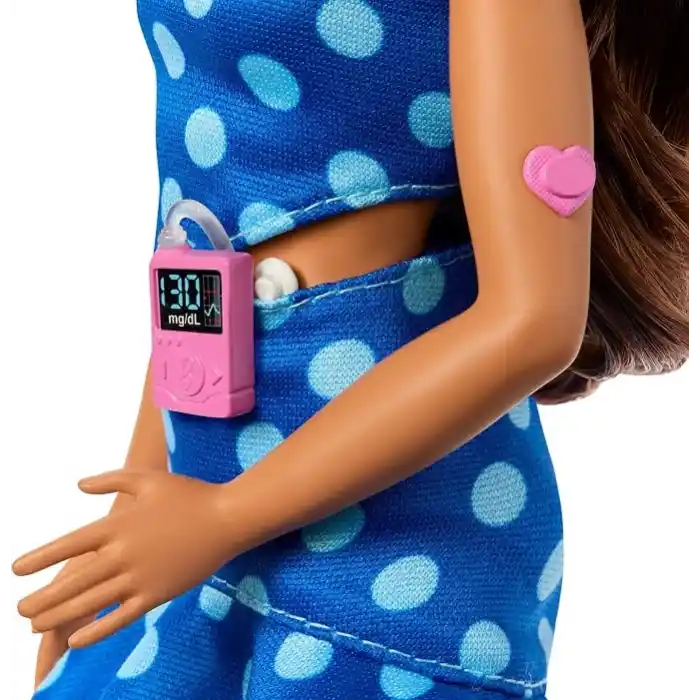 Breakthrough T1D iş birliğiyle tasarlanan, puantiyeli kıyafeti ve aksesuarlarıyla tip 1 diyabeti olan Barbie Fashionistas bebek (242), HYT97
