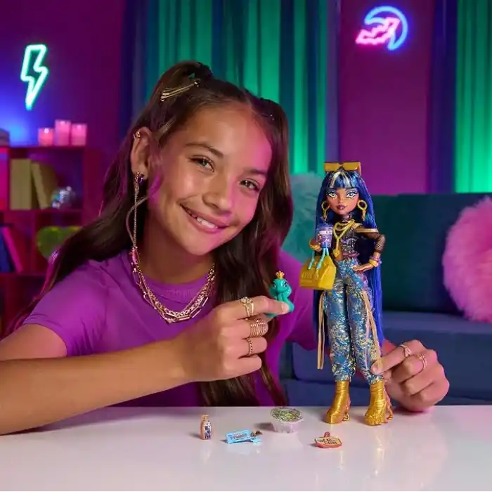 Kısa bluz ve altın rengi detaylı kot kargo pantolon giyen Monster High Cleo De Nile bebek, evcil yılanı Hissette ve salata, smoothie ve çanta gibi 7 aksesuar, JHK32