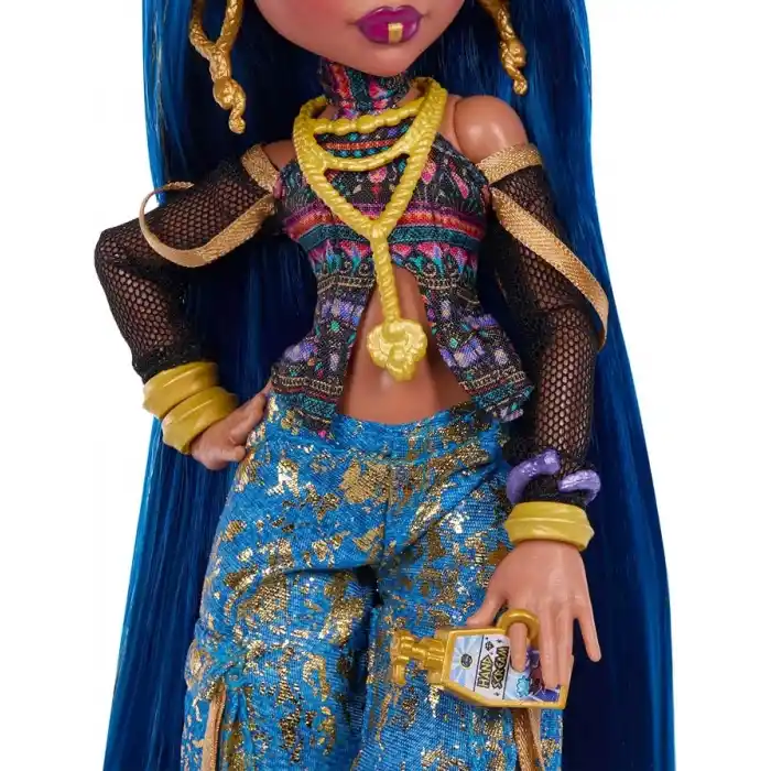 Kısa bluz ve altın rengi detaylı kot kargo pantolon giyen Monster High Cleo De Nile bebek, evcil yılanı Hissette ve salata, smoothie ve çanta gibi 7 aksesuar, JHK32