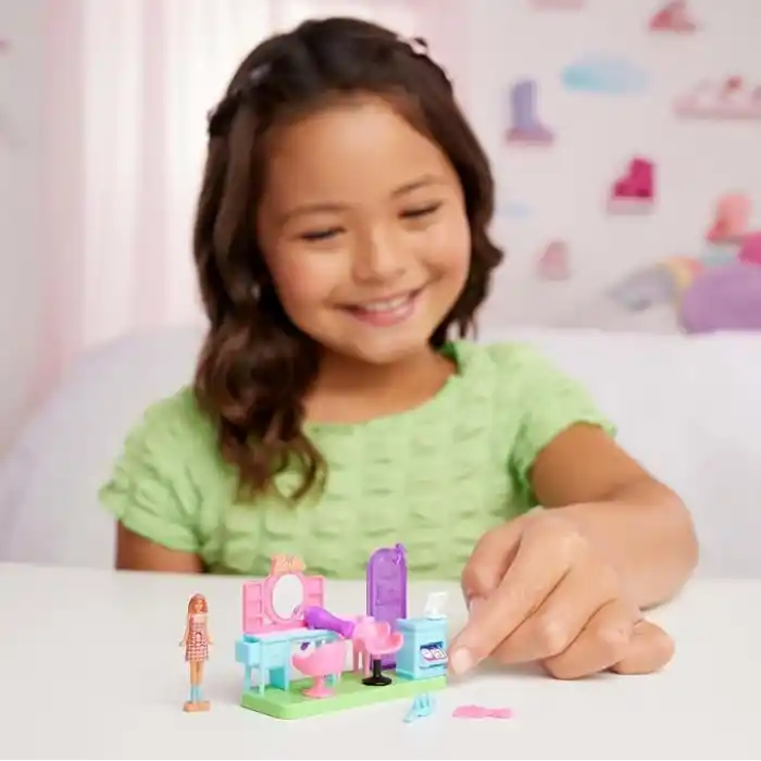 Barbie Mini BarbieLand koleksiyona uygun oyun seti, 4 cmlik bebek, aynalı kuaför tezgahı, şampuan bölümü ve hikaye anlatımına yönelik karşılama masası ile Kuaför Salonu, JCR32