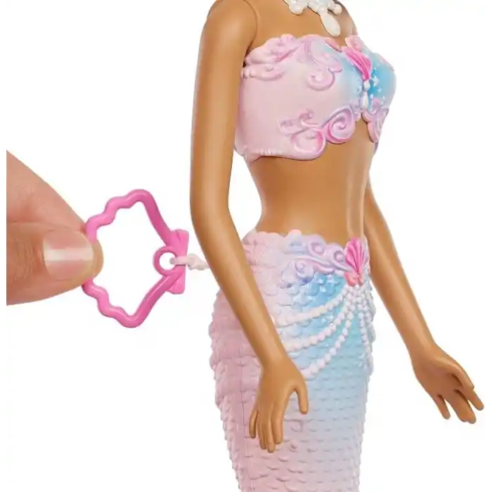 Baloncuk yapma özelliği ve solüsyonu ile uzun ve renkli meçli sarı saçları olan Barbie Baloncuk Rüyası Deniz Kızı bebek, tepsi ve tarak, JLW56