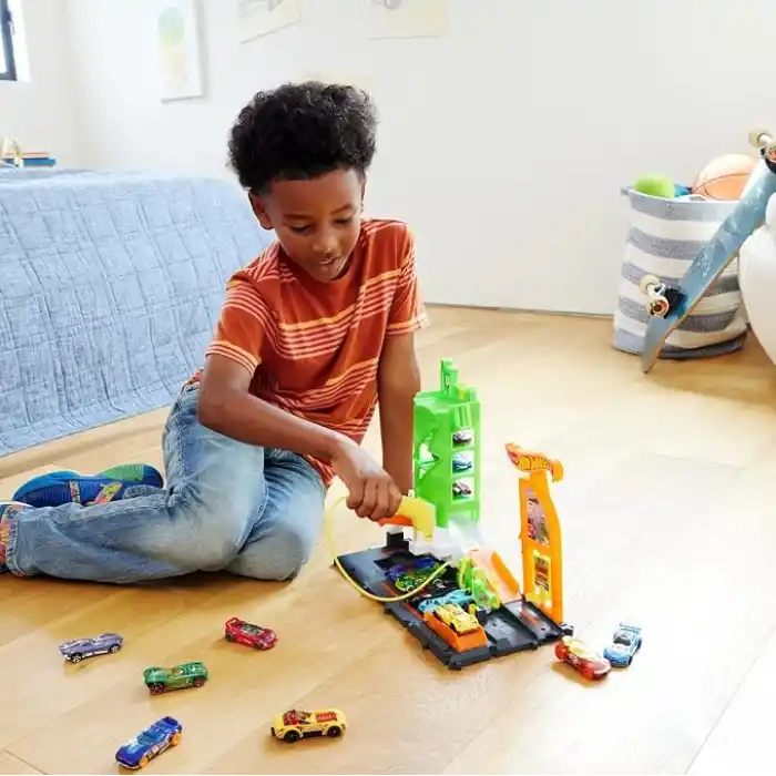 Hot Wheels Elektrikli Araç Şarj İstasyonu Oyun Seti Hot Wheels Elektrikli Araç Şarj İstasyonu ve 1:64 ölçekli oyuncak araba HTN79