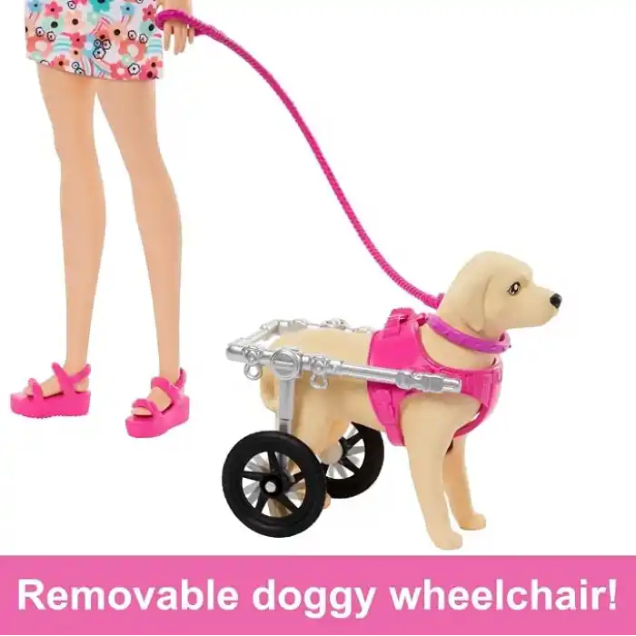 Barbie 2 oyuncak köpek ve aksesuarlarıyla Barbie bebek, tekerlekleri dönen çıkarılabilir yürüteçli köpekçik, 10dan fazla parçalı set, HTK37