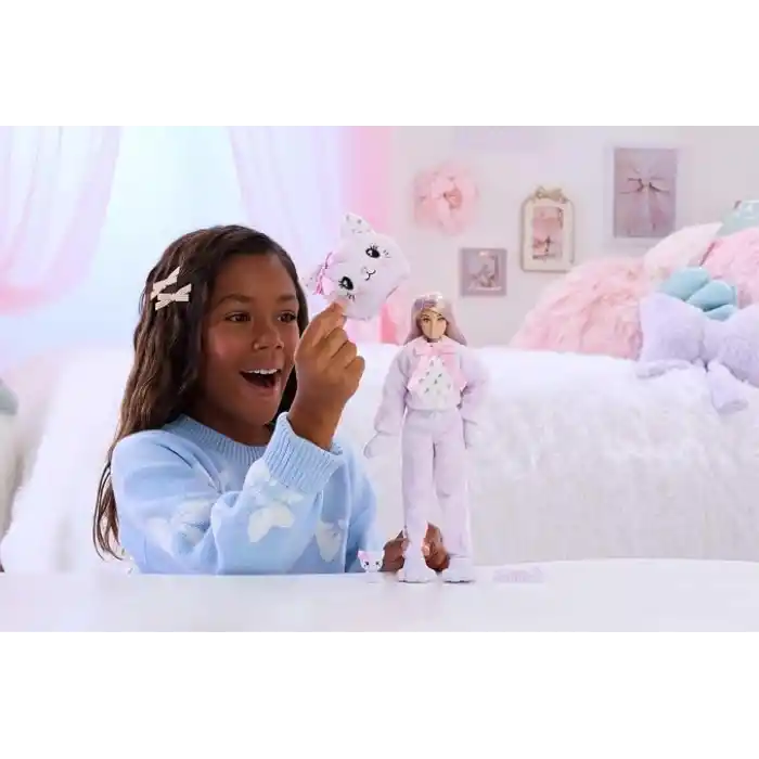 Barbie Cutie Reveal bebek ve aksesuarları, Yumuşak Dostlar Serisi kedicik, renk değişimi ve mini evcil hayvan dahil 10 sürpriz, JJP64