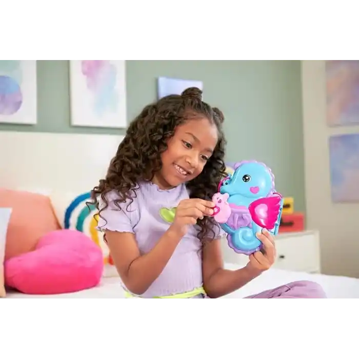 POLLY POCKET™ BABAM VE BEN™ denizatı çanta Polly Pocket Babam ve Ben denizatı çanta, 2 mikro bebek, evcil hayvanlar ve 13 aksesuar, 2si 1 arada çanta ve oyuncak ile Shani HWP03