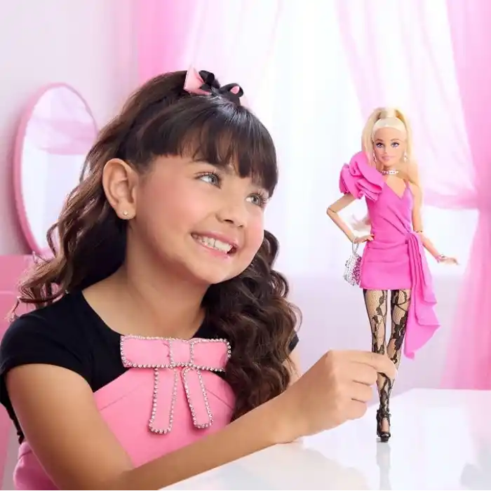 Barbie Deluxe Style bebek (15), klasik Barbie tarzında pembe elbise, at kuyruğu yapılmış sarı saçlar, siyah dantelli çorap, gümüş rengi el çantası ve gümüş takılar, JJN73