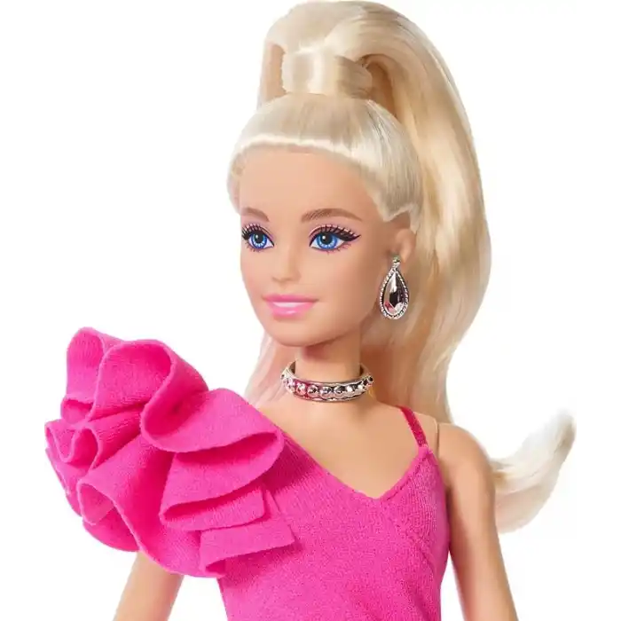 Barbie Deluxe Style bebek (15), klasik Barbie tarzında pembe elbise, at kuyruğu yapılmış sarı saçlar, siyah dantelli çorap, gümüş rengi el çantası ve gümüş takılar, JJN73