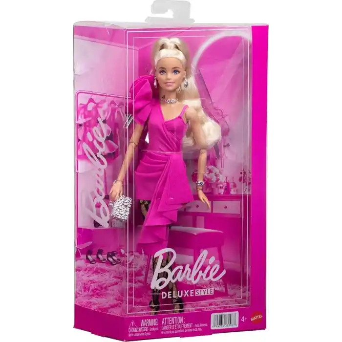 Barbie Deluxe Style bebek (15), klasik Barbie tarzında pembe elbise, at kuyruğu yapılmış sarı saçlar, siyah dantelli çorap, gümüş rengi el çantası ve gümüş takılar, JJN73