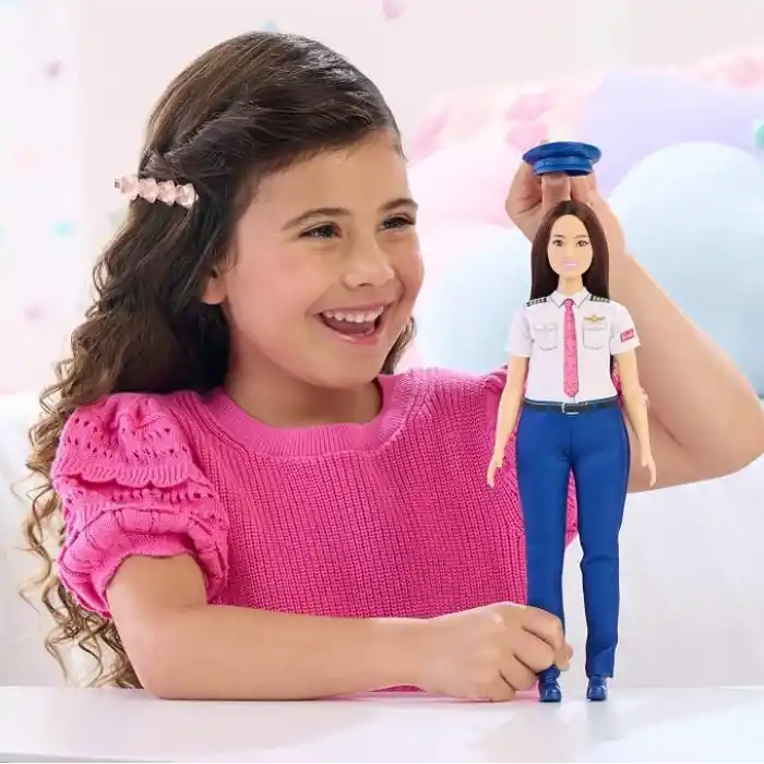 Çıkarılabilir pilot üniforması, ayakkabıları ve şapka aksesuarıyla Barbie Kariyer Bebekleri pilot bebek, JKF75