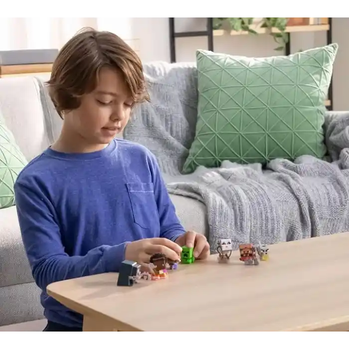 Mattel Minecraft oyuncak seti ve 7 mini aksiyon figürü, Bir Minecraft Filminden ilham alan Mini Mode Çoklu Paket, Steve ve 3 özel karakter, JFM37